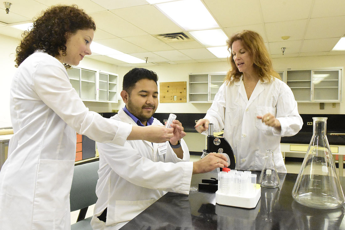 Jonas Gomez, Shabnam Pooya, and Lisa Herzig conducting lab research